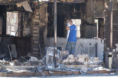 Un operario del camping Doñana en Mazagón revisa una de las instalaciones quemadas.