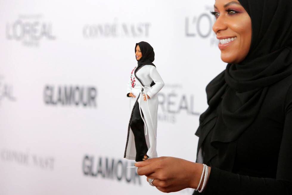 Ibtihaj Muhammad, con su Barbie, anoche en los premios a la mujer del año de la revista 'Glamour' en Nueva York.