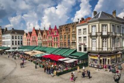 La Grote Markt o Plaza Mayor de Brujas, Bélgica.