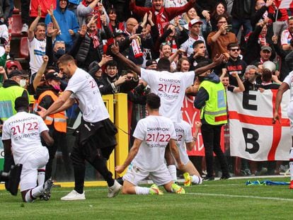 El Südtirol celebra su triunfo ante el Triestina que le dio el ascenso a la Serie B.