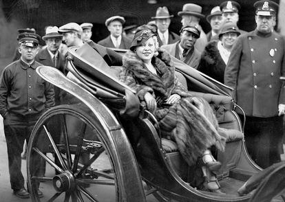 La actriz, llegando a la estación Grand Central de Nueva York en carruaje en 1933.


