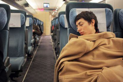 7:15AM - Una pasajera aprovecha el viaje para dormir mientras el tren realiza el trayecto entre Zaragoza y Lleida