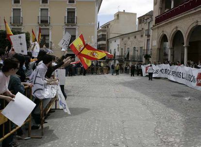 Manifestantes populares contrarios a Zapatero (izquierda) frente a los socialistas, ayer ante la puerta del Ayuntamiento de Lorca.