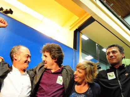 Los representantes de Bildu Martin Garitano, Pello Urizar, Ikerne Badiola y Oskar Matute, celebra los buenos resultados de la coalición en el País Vasco.