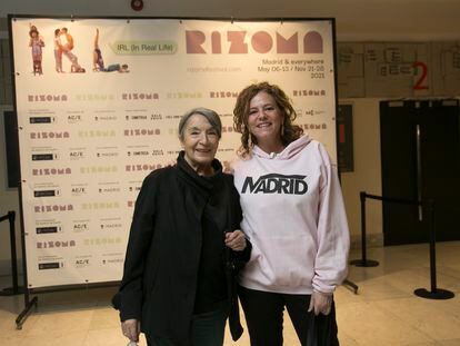 La directora del RIZOMA, Gabriela Martí, posa junto a las actriz Petra Martínez durante la inauguración del festival, en el cine Paz en Madrid.