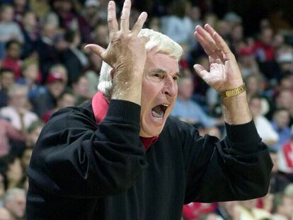 Bob Knight, durante un partido de 2001 entrenando a la universidad Texas Tech.