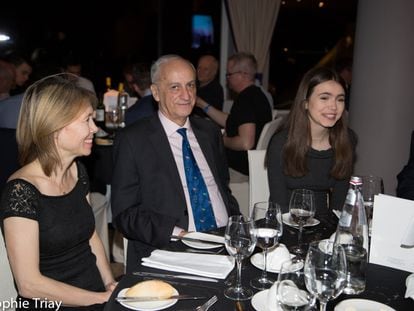 P&iacute;a Cramling, Juan Manuel Bell&oacute;n y la hija de ambos, Anna, el pasado enero durante la cena inaugural del abierto de Gibraltar