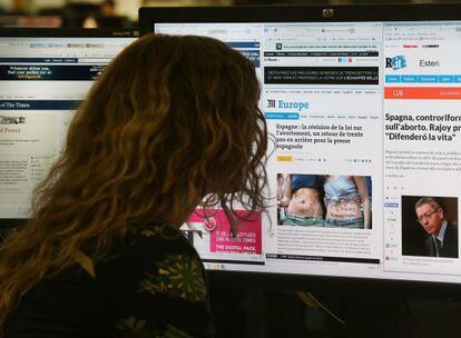 Una usuaria consulta varios diarios 'online'.