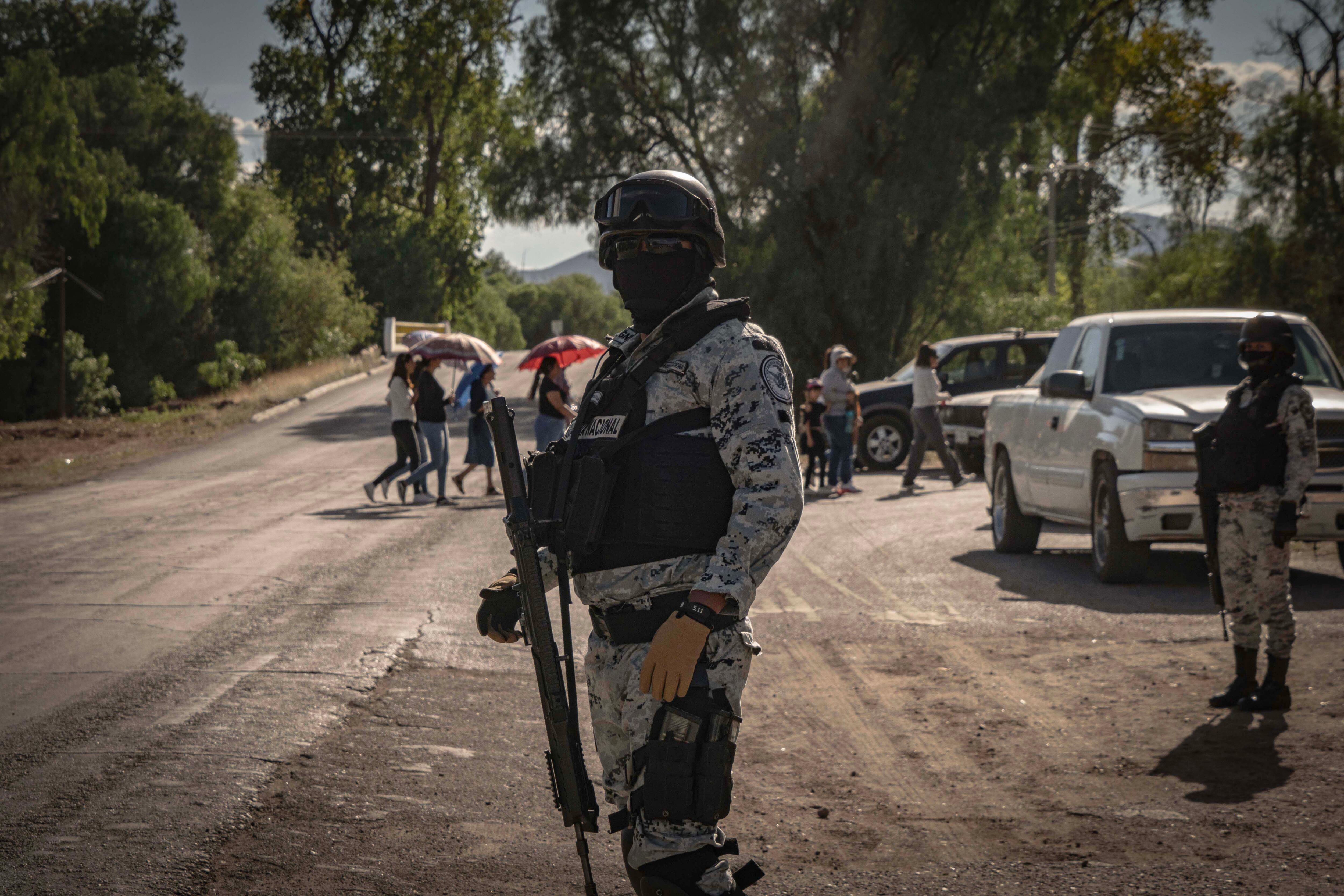 Elementos de la Guardia Nacional realizan un operativo de seguridad a las afueras del panteón de Malpaso, en el municipio de Villanueva, en Zacatecas.