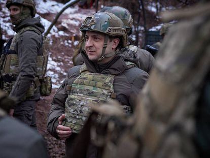 El presidente de Ucrania, Vladimir Zelensky, visitó a las tropas ucranianas en la frontera con rusa el lunes 6 de diciembre