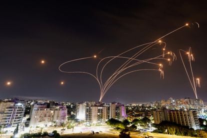 El sistema antimisiles Cúpula de Hierro de Israel intercepta cohetes lanzados desde la Franja de Gaza, visto desde la ciudad de Ashkelón (Israel), este lunes.