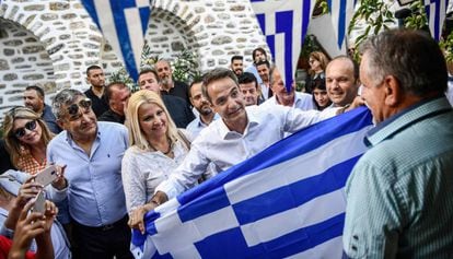 Kyriakos Mitsotakis, este lunes en Makrinitsa con una bandera griega.