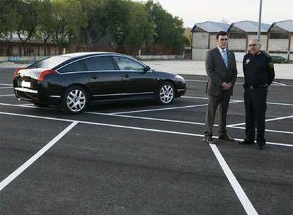 El alcalde de Leganés, Rafael Gómez Montoya, junto al coche comprado por el Ayuntamiento.