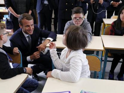 El presidente franc&eacute;s, Emmanuel Macron, en una escuela de la localidad francesa de Forbach, el primer d&iacute;a de curso