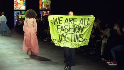 Una activista asalta un desfile de Dior, visto en el documental 'Apocalypse Mode', presente en esta edición.