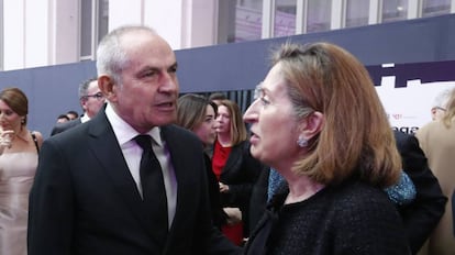 El director de EL PAÍS, Antonio Caño, junto a la ministra de Fomento en funciones, Ana Pastor.