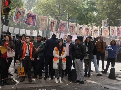 Un grupo de personas espera para poder ingresar a un edificio en Ciudad de México, tras los sismos del 12 de diciembre.