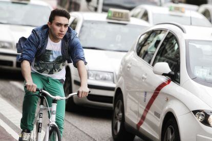 Un joven con una bicicleta single speed (sin marchas) se incorpora desde Gran Vía, que no tiene carril bici, al carril bici de Alcalá