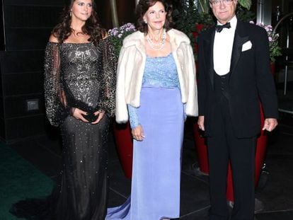 Magdalena de Suecia con sus padres, la reina Silvia y el rey Carlos Gustavo, en una gala en Nueva York. 