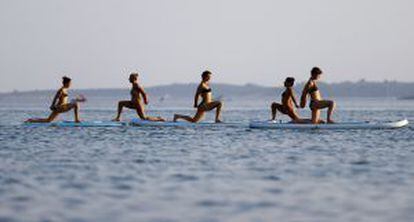 Práctica de yoga sobre una tabla de surf en Croacia.