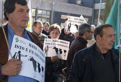Protesta del Sindicato Labrego Galego frente a la conseller&iacute;a de Medio Rural.