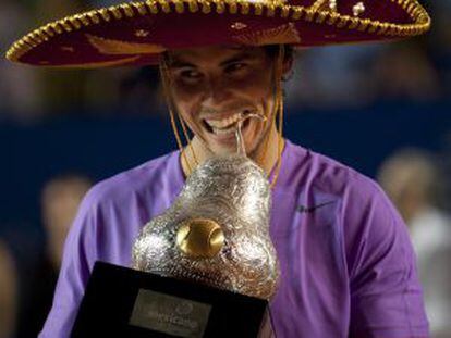 Nadal, con sombrero mexicano, tras ganar en Acapulco.