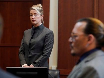 Los actores Amber Heard y Johnny Depp, en la Corte en Virginia (EEUU), el 16 de mayo de 2022.