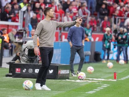 Xabi Alonso da instrucciones durante el Bayer Leverkusen-Wolfsburgo (2-2) disputado el pasado sábado.