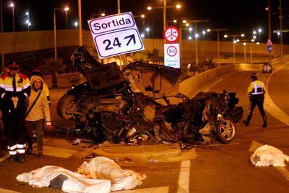 Accidente de un coche en la ronda litoral de Barcelona que costó la vida a tres jóvenes en diciembre de 2004.