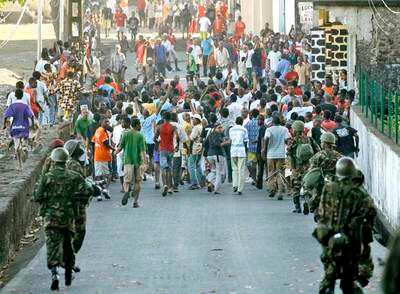Tropas tanzanas de la Unión Africana y soldados de la Unión de Comoros son recibidos en las calles de la isla rebelde de  Anjouan tras desembarcar de madrugada
