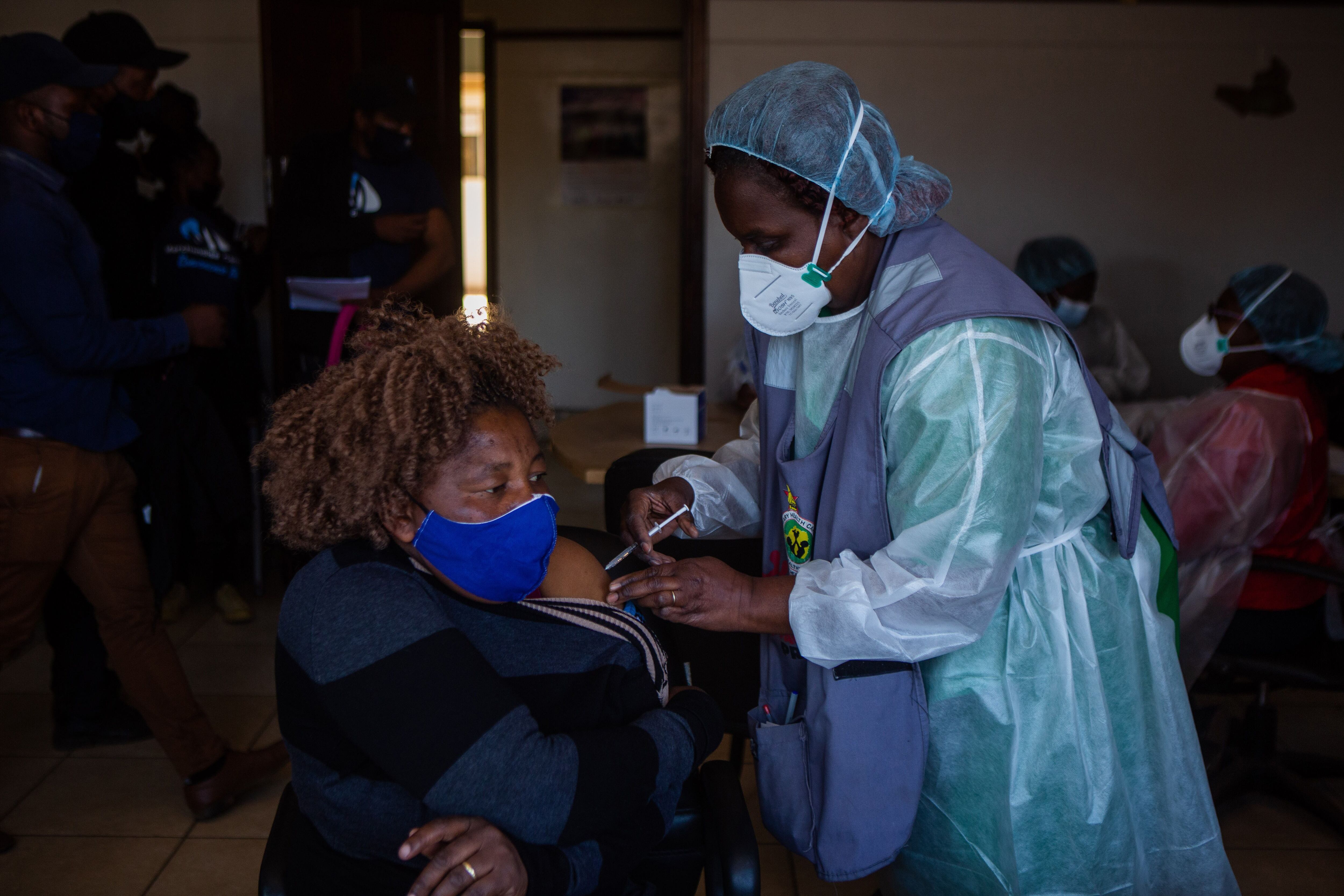 Una enfermera administra la vacuna Sputnik en una clínica de Harare, Zimbabue, el pasado 9 de julio.  