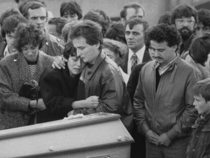 Los padres de Grégory Villemin, junto al féretro del niño el 20 de octubre de 1984 en Lepanges-sur-Vologne.