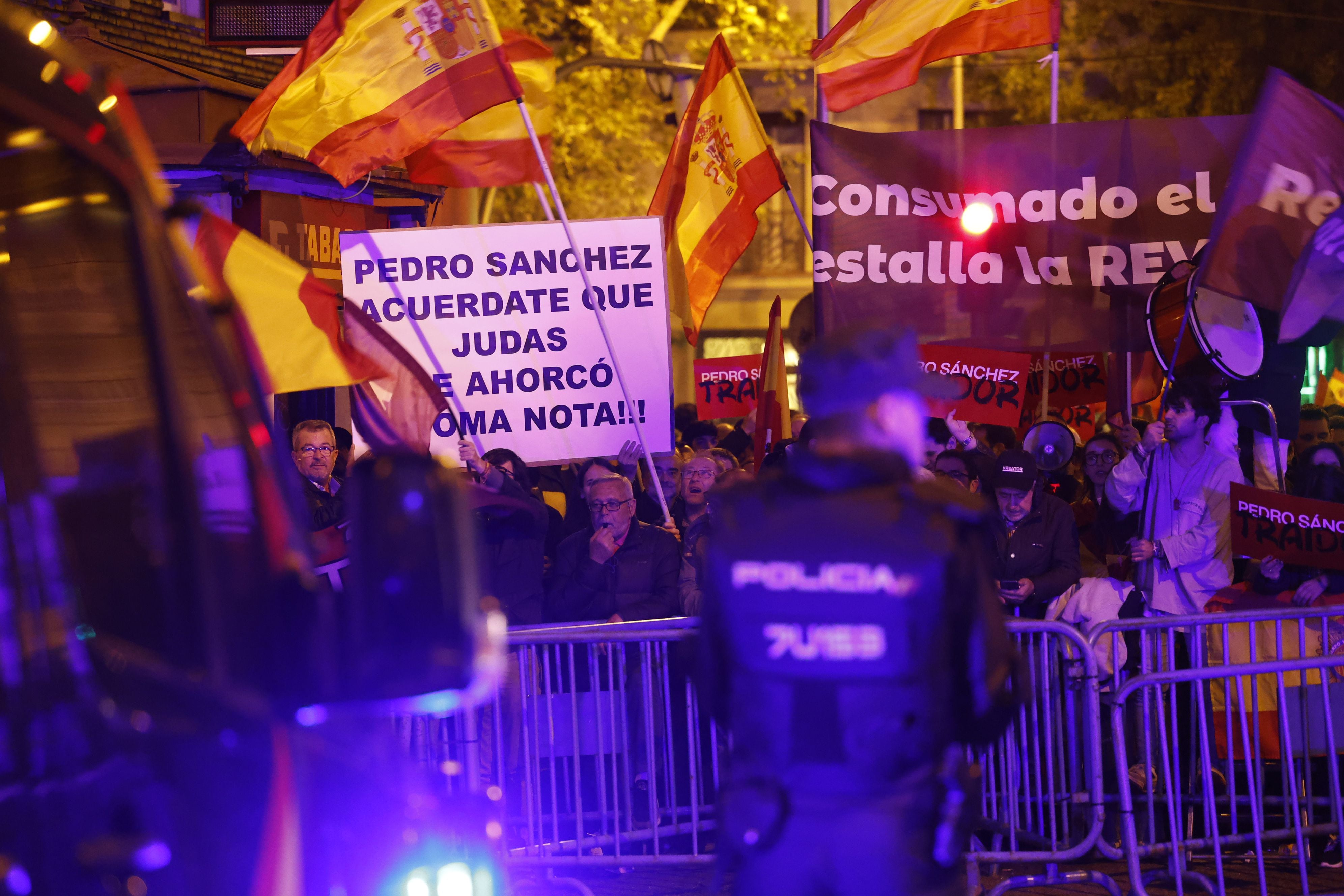 Manifestantes contra una potencial ley de amnistía, este viernes en Madrid.