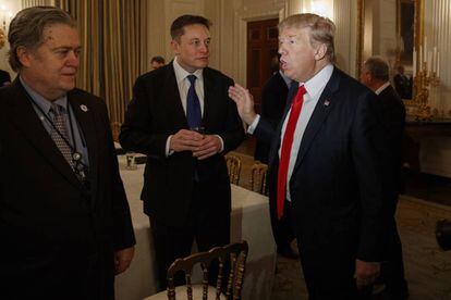 Elon Musk entre Steve Bannon, izquierda, y el presidente Donald Trump este viernes en la Casa Blanca.