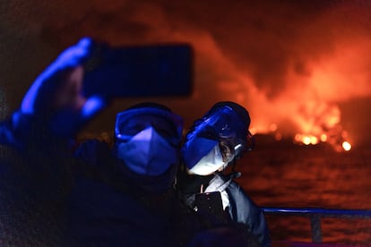 Dos turistas se hacen un selfi en el Fancy II.