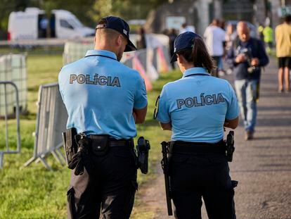 Dos agentes de la policía portuguesa.