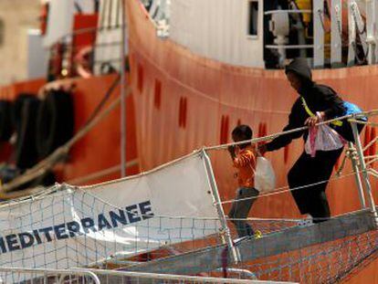 El ‘Aquarius’ desembarca en Malta a los 141 rescatados que con otros 65 se repartirán cinco países