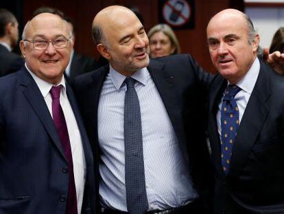 El ministro galo de Finanzas, Michel Sapin (izq.), el comnisario europeo de Asuntos Ec&ccedil;omicos, Pierre Moscovici, y el ministro Luis de Guindos hoy en la reuni&oacute;n del Eurogrupo en Bruselas. 