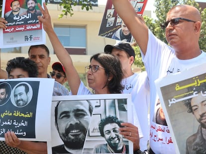 Concentración de apoyo al periodista Omar Radi, en la puerta de la sala de Casablanca donde se celebraba una sesión de su juicio a puerta cerrada, el pasado 13 de julio.