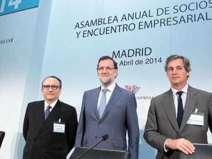 El presidente del IEF, Javier Moll, junto al presidente del Gobierno, Mariano Rajoy, y su antecesor en el cargo, Jos&eacute; Manuel Entrecanales.
