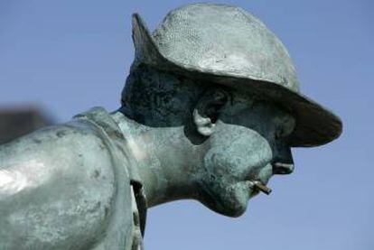 La escultura en homenaje al protagonista de 'Las vacaciones de Monsieur Hulot' en una playa de Saint-Nazaire
