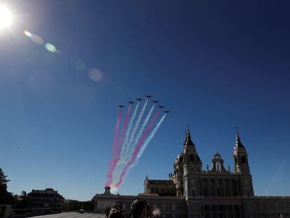 Aviones de la Patrulla Águila, la unidad acrobática del Ejército del Aire, sobrevuelan el palacio Real de Madrid.