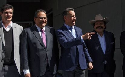 Jos&eacute; P&eacute;rez, Javier Guerrero, Guillermo Anaya y Armando Guadiana, afuera del Tribunal electoral.