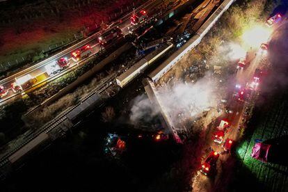 La Policía y el Ejército se han movilizado para ayudar en las tareas de rescate.  En la imagen, los equipos de bombarderos trabajan en la zona del accidente durante la pasada madrugada.  