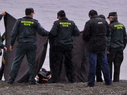 La Guardia Civil tapa un cadáver en la playa de Tarajal, en febrero de 2014.