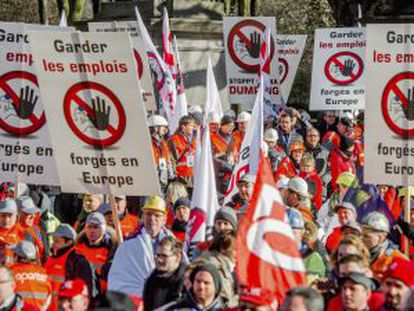 Miles de trabajadores europeos de la industria del acero protestan contra el &#039;dumping&#039; chino en el sector. 