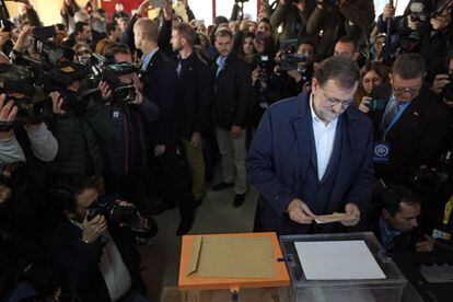 Mariano Rajoy vota en el colegio Santa Bernardette de Aravaca