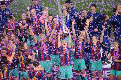 Alexia Putellas, entre Hamraoui y Jennifer Hermoso, levanta el trofeo que acredita al Barça como campeón de Europa.