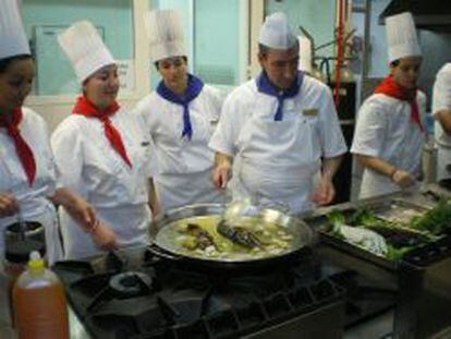 Alumnos en un curso de cocina