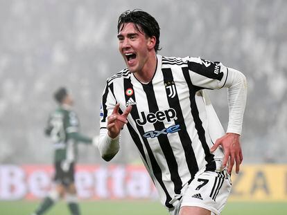 Dusan Vlahovic, el fichaje más caro (80 millones de eueros) del último mercado invernal celebra su primer gol con la Juventus.